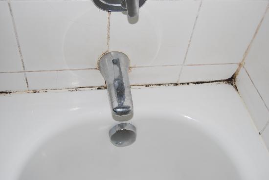 black-mold-around-bathtub