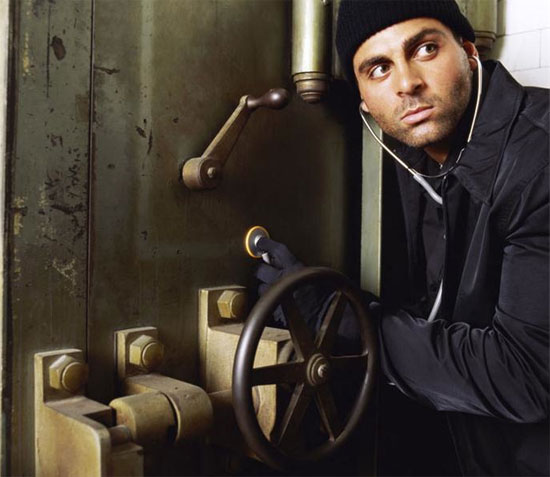 safe-cracking-burglar